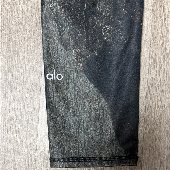 ALO Yoga Pants - ALO Yoga Black and Gray Patterned Capri Leggings